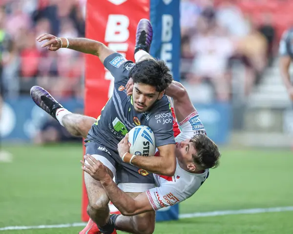 St. Helens takımından Jack Welsby, Catalan Dragons takımından Guillermo Aispuro-Bichet 'i 11. Betfred Süper Lig karşılaşmasında St. Helens' e karşı Catalans Dragons 'un Wicked Stadyumu' nda oynadığı maçta kendi gol çizgisinin gerisinde yakaladı.