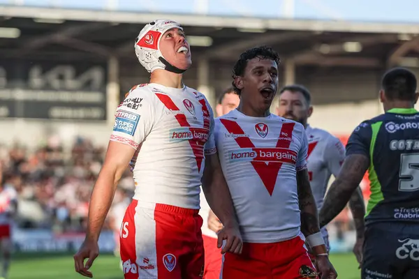 St. Helens takımından George Whitby, 15 Mayıs 202 'de St Helens - Catalans Dragons maçında oynanan Betfred Süper Lig karşılaşmasını kutluyor.