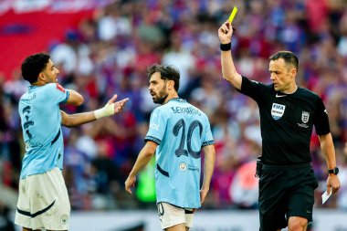 Hakem Stuart Attwell, Manchester City 'den Bernardo Silva' ya 17 Mayıs 202 'de Londra' daki Wembley Stadyumu 'nda oynanan Emirates FA Cup final maçında sarı kart gösterdi.