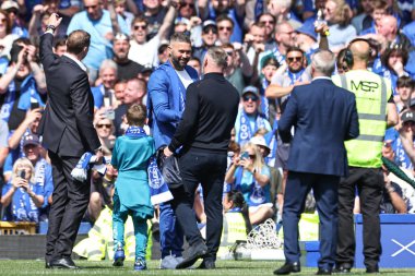 Wayne Rooney ve Tony Bellew, 18 Mayıs 2025 'te Goodison Park' ta oynanan Premier League maçı sonrasında Goodison Park 'tan ayrılarak mirası kutluyorlar.