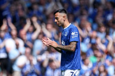Everton 'dan Dwight McNeil, 18 Mayıs 2025' te Goodison Park, Liverpool 'da oynanan Premier League maçında Everton ve Southampton' ın yerine geçtikten sonra taraftarlarını alkışlıyor.