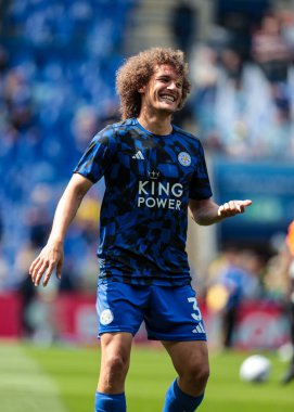 Leicester City 'nin Wout Faes' i Premier League maçı sırasında King Power Stadyumu 'nda Leicester City ile Ipswich Town maçında ısınma turunda, 18 Mayıs 202