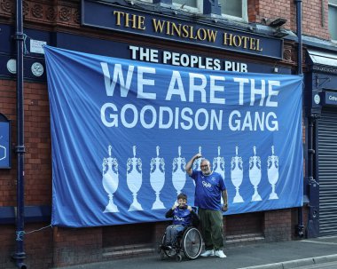 18 Mayıs 2025 'te Goodison Park, Liverpool' da oynanan Premier League maçında Everton ve Southampton maçı öncesinde The Winslowe Hotel 'in önünde Everton taraftarları