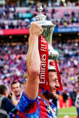 Crystal Palace 'dan Matt Turner, 17 Mayıs 202' de İngiltere 'nin Wembley Stadyumu' nda oynanan Emirates FA Cup final maçı sonrasında FA Cup 'ı kaldırdı.