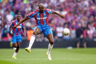 Kristal Saray 'dan Jean-Philippe Mateta, 17 Mayıs 202' de Londra 'nın Wembley Stadyumu' ndaki Kristal Saray ile Manchester City arasındaki FA Cup final maçında topu kontrol ediyor.