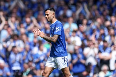 Everton 'dan Dwight McNeil, 18 Mayıs 2025' te Goodison Park, Liverpool 'da oynanan Premier League maçında Everton ve Southampton' ın yerine geçtikten sonra taraftarlarını alkışlıyor.