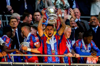 Crystal Palace 'dan Daniel Munoz, 17 Mayıs 202' de İngiltere 'nin Wembley Stadyumu' nda oynanan Emirates FA Cup final maçı sonrasında FA Cup 'ı kaldırdı.