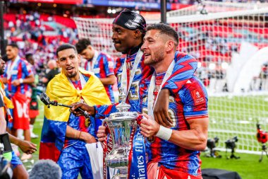 Kristal Saray 'dan Jean-Philippe Mateta ve Joel Ward, 17 Mayıs 202' de İngiltere 'nin Wembley Stadyumu' nda oynanan ve Manchester City 'ye karşı oynanan FA Cup final maçı sonrasında takımların zaferini FA Cup ile kutladılar.