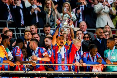 Crystal Palace 'dan Daniel Munoz, 17 Mayıs 202' de İngiltere 'nin Wembley Stadyumu' nda oynanan Emirates FA Cup final maçı sonrasında FA Cup 'ı kaldırdı.