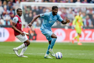 Nottingham Ormanı 'ndan İbrahim Sangare 18 Mayıs 202' de Londra 'daki Londra Stadyumu' nda oynanan Premier League maçında topu aldı.