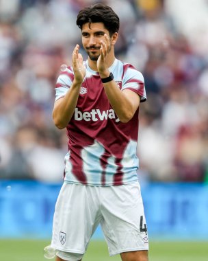 West Ham United 'ın oyuncuları ve aileleri, 18 Mayıs 2025' te Londra 'daki Londra Stadyumu' nda oynanan Premier League maçında West Ham United ve Nottingham Forest maçının ardından onur turunu tamamladılar.