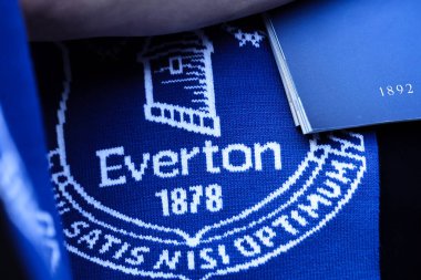 Everton taraftarı Everton eşarp ve maç günü programını 18 Mayıs 2025 'te Goodison Park, Liverpool, İngiltere' de oynanan Premier League maçı öncesinde Everton ve Southampton maçına taşıdı.