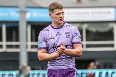 Warrington Wolves 'tan Jake Thewlis, 18 Mayıs 2025' te İngiltere 'nin Wakefield kentinde oynanan 11. Betfred Süper Lig karşılaşmasında taraftarları alkışlıyor.
