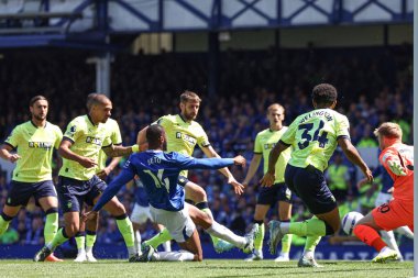 Everton 'dan Beto Premier Lig maçı sırasında 18 Mayıs 2025' te Goodison Park, Liverpool 'da Everton ve Southampton maçında şut çekti.