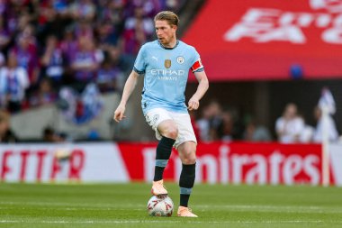 Manchester City 'den Kevin De Bruyne, 17 Mayıs 202' de İngiltere 'nin Wembley Stadyumu' nda oynanan ve Manchester City 'ye karşı oynanan FA Cup final maçında topla koşuyor.