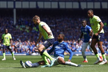 Everton oyuncusu Beto, 18 Mayıs 2025 'te İngiltere' nin Liverpool kenti Goodison Park 'ta oynanan Premier League maçı sırasında Southampton' a karşı Jack Stephens 'ın attığı topa vuruyor.