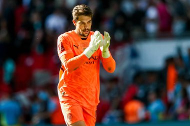 Manchester City 'den Stefan Ortega, 17 Mayıs 202' de İngiltere 'nin Wembley Stadyumu' nda oynanan ve Manchester City 'ye karşı oynanan FA Cup final maçında taraftarlarını kabul ediyor.