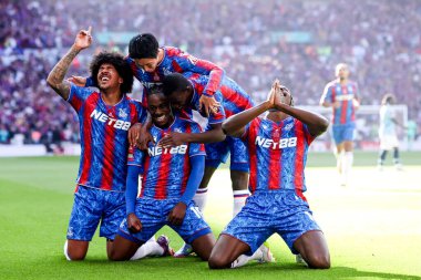 Kristal Saray 'dan Eberechi Eze, 17 Mayıs 202' de Londra 'daki Wembley Stadyumu' nda oynanan Emirates FA Cup final maçında takım arkadaşlarıyla 1-0 'lık galibiyetini kutluyor.
