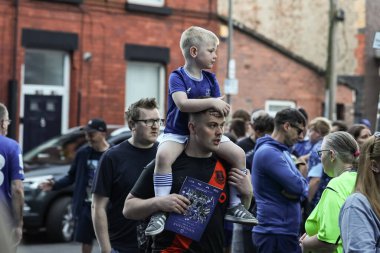18 Mayıs 2025 'te Goodison Park, Liverpool' da oynanan Premier League maçında Everton ve Southampton maçı öncesinde The Winslowe Hotel 'in önünde Everton taraftarları