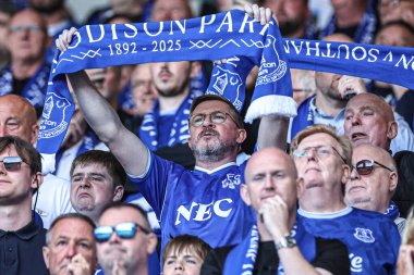 Everton taraftarı, Goodison Park 'ın 18 Mayıs 2025' te Goodison Park 'ta oynanan Premier League maçı sonrasında Goodison Park' ın mirasını kutlayan ıslık çaldıktan sonra eşarbı tutuyor.