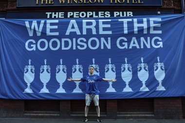 18 Mayıs 2025 'te Goodison Park, Liverpool' da oynanan Premier League maçında Everton ve Southampton maçı öncesinde The Winslowe Hotel 'in önünde Everton taraftarları