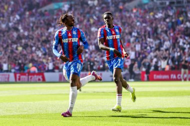 Kristal Saray 'dan Eberechi Eze, 17 Mayıs 202' de Londra 'daki Wembley Stadyumu' nda oynanan Emirates FA Cup final maçında 1-0 'lık galibiyet golünü kutluyor.