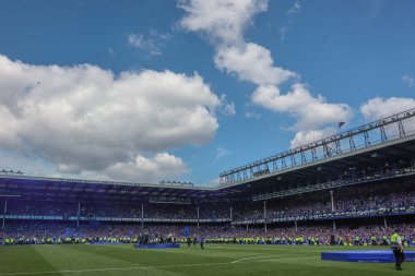 18 Mayıs 2025 'te Goodison Park, Liverpool' da oynanan Premier League maçında Everton ve Southampton maçı öncesinde The Winslowe Hotel 'in önünde Everton taraftarları