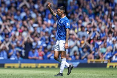 Everton 'dan Dwight McNeil, 18 Mayıs 2025' te İngiltere 'nin Liverpool kenti Goodison Park' ta oynanan Premier League maçı sırasında taraftarlara el sallıyor.