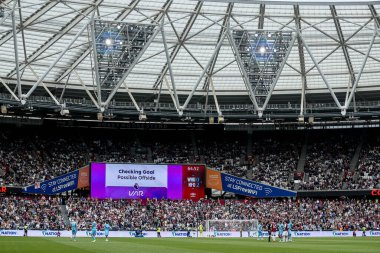 Video Hakem Yardımcısı 18 Mayıs 202 'de Londra' daki Londra Stadyumu 'nda oynanan Premier League maçında golü kontrol ediyor.