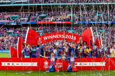 Crystal Palace, 17 Mayıs 202 tarihinde İngiltere 'nin Wembley Stadyumu' nda oynanan ve Manchester City ile oynanan FA Cup final maçı sonrasında FA Cup 'ı kaldırdı.