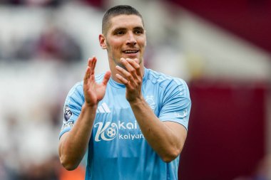 Nottingham Ormanı 'ndan Nikola Milenkoviç, 18 Mayıs 2025' te Londra 'daki Londra Stadyumu' nda oynanan Premier League maçı sonrasında takımların kazandığı galibiyet sonrasında taraftarları kabul ediyor.