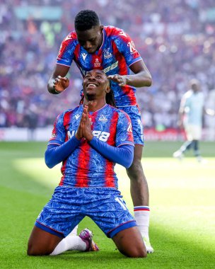 Kristal Saray 'dan Eberechi Eze, 17 Mayıs 202' de Londra 'daki Wembley Stadyumu' nda oynanan Emirates FA Cup final maçında takım arkadaşlarıyla 1-0 'lık galibiyetini kutluyor.