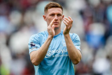 Nottingham Ormanı 'ndan Elliot Anderson, 18 Mayıs 202' de Londra 'daki Londra Stadyumu' nda oynanan Premier League maçında West Ham United ve Nottingham Forest maçının ardından kazandığı galibiyet sonrasında taraftarlarını kabul ediyor.