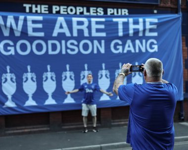 18 Mayıs 2025 'te Goodison Park, Liverpool' da oynanan Premier League maçında Everton ve Southampton maçı öncesinde The Winslowe Hotel 'in önünde Everton taraftarları