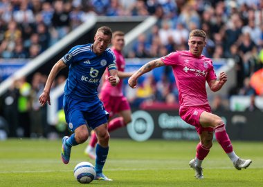 Leicester City 'den Jamie Vardy 18 Mayıs 202' de King Power Stadyumu 'nda Leicester City ile Ipswich Town arasında oynanan Premier League maçında topu aldı.