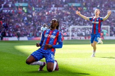 Kristal Saray 'dan Eberechi Eze, 17 Mayıs 202' de Londra 'daki Wembley Stadyumu' nda oynanan Emirates FA Cup final maçında 1-0 'lık galibiyet golünü kutluyor.