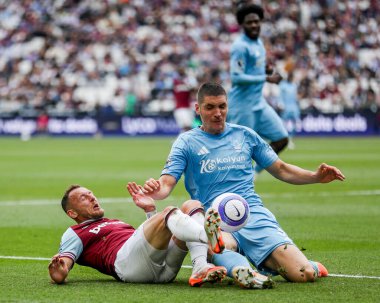 West Ham United takımından Vladimir Coufal 18 Mayıs 202 'de Londra' daki Londra Stadyumu 'nda oynanan Premier League maçı sırasında Nottingham Ormanı' ndan Nikola Milenkoviç ile top mücadelesi verdi.