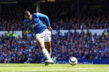 Everton 'dan Beto gol atıyor ama 18 Mayıs 2025 tarihinde İngiltere' nin Liverpool kentinde Goodison Park 'ta oynanan Premier League maçında VAR tarafından yönetiliyor.