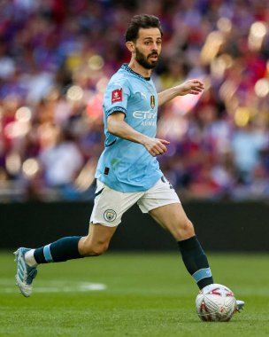 Manchester City 'den Bernardo Silva, 17 Mayıs 202' de İngiltere 'nin Wembley Stadyumu' nda oynanan ve Manchester City ile oynanan FA Cup final maçında topla koşuyor.