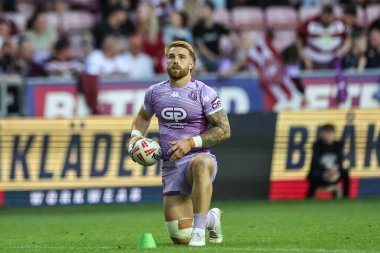 Wigan Warriors takımından Adam Keighran, Wigan Stadyumu, İngiltere 'de 16 Mayıs 2025' te oynanan 11. Betfred Süper Lig karşılaşmasında Wigan Warriors - Leigh Leopards maçında topu sıraladı.