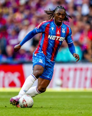 Kristal Saray 'dan Eberechi Eze, 17 Mayıs 202' de Londra 'daki Wembley Stadyumu' nda oynanan Emirates FA Cup final maçında topla koşuyor.