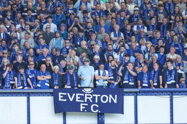 Everton taraftarları Premier Lig maçı sırasında Everton bayrağıyla 18 Mayıs 2025 'te Goodison Park, Liverpool' da Everton 'a karşı Southampton maçını izlediler.