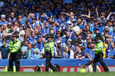 Everton taraftarları, 18 Mayıs 2025 'te İngiltere' nin Liverpool kentinde Goodison Park 'ta oynanan Premier League maçında Everton ve Southampton maçında göz teması kuruyor.
