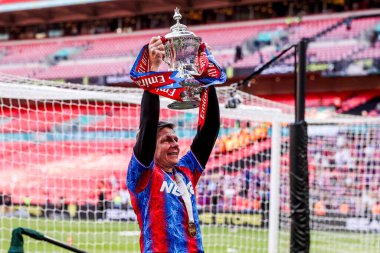 Crystal Palace 'dan Oliver Glasner, 17 Mayıs 202' de Wembley Stadyumu 'nda oynanan Emirates FA Cup final maçı sonrasında taraftarların önünde FA Cup' ı kaldırdı.