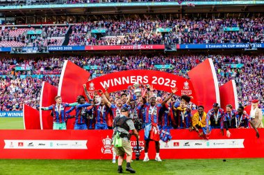 Crystal Palace, 17 Mayıs 202 tarihinde İngiltere 'nin Wembley Stadyumu' nda oynanan ve Manchester City ile oynanan FA Cup final maçı sonrasında FA Cup 'ı kaldırdı.
