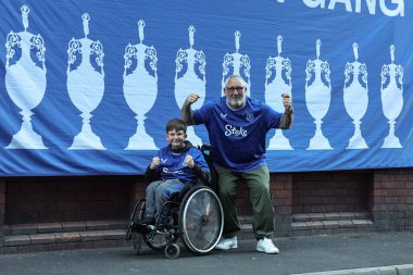 18 Mayıs 2025 'te Goodison Park, Liverpool' da oynanan Premier League maçında Everton ve Southampton maçı öncesinde The Winslowe Hotel 'in önünde Everton taraftarları