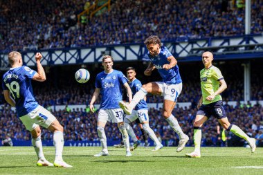 Everton 'dan Dominic Calvert-Lewin, 18 Mayıs 2025' te Goodison Park, Liverpool 'da oynanan Premier League maçında topu temizliyor.