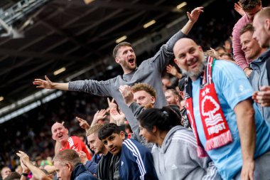 Nottingham Forest taraftarları takımın 18 Mayıs 2025 'te Londra' daki Londra Stadyumu 'nda oynanan Premier League maçında oynadığı ikinci golü kutluyorlar.