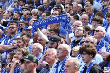 18 Mayıs 2025 'te Goodison Park, Liverpool' da oynanan Premier League maçında Everton ve Southampton maçı öncesinde The Winslowe Hotel 'in önünde Everton taraftarları