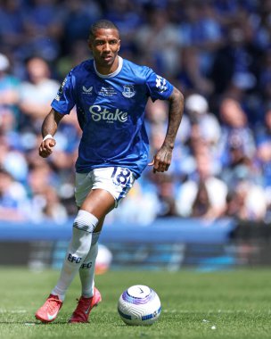 Everton 'dan Ashley Young, 18 Mayıs 2025' te Goodison Park, Liverpool 'da oynanan Premier League maçında Everton' a karşı Southampton 'da topla ilerliyor.